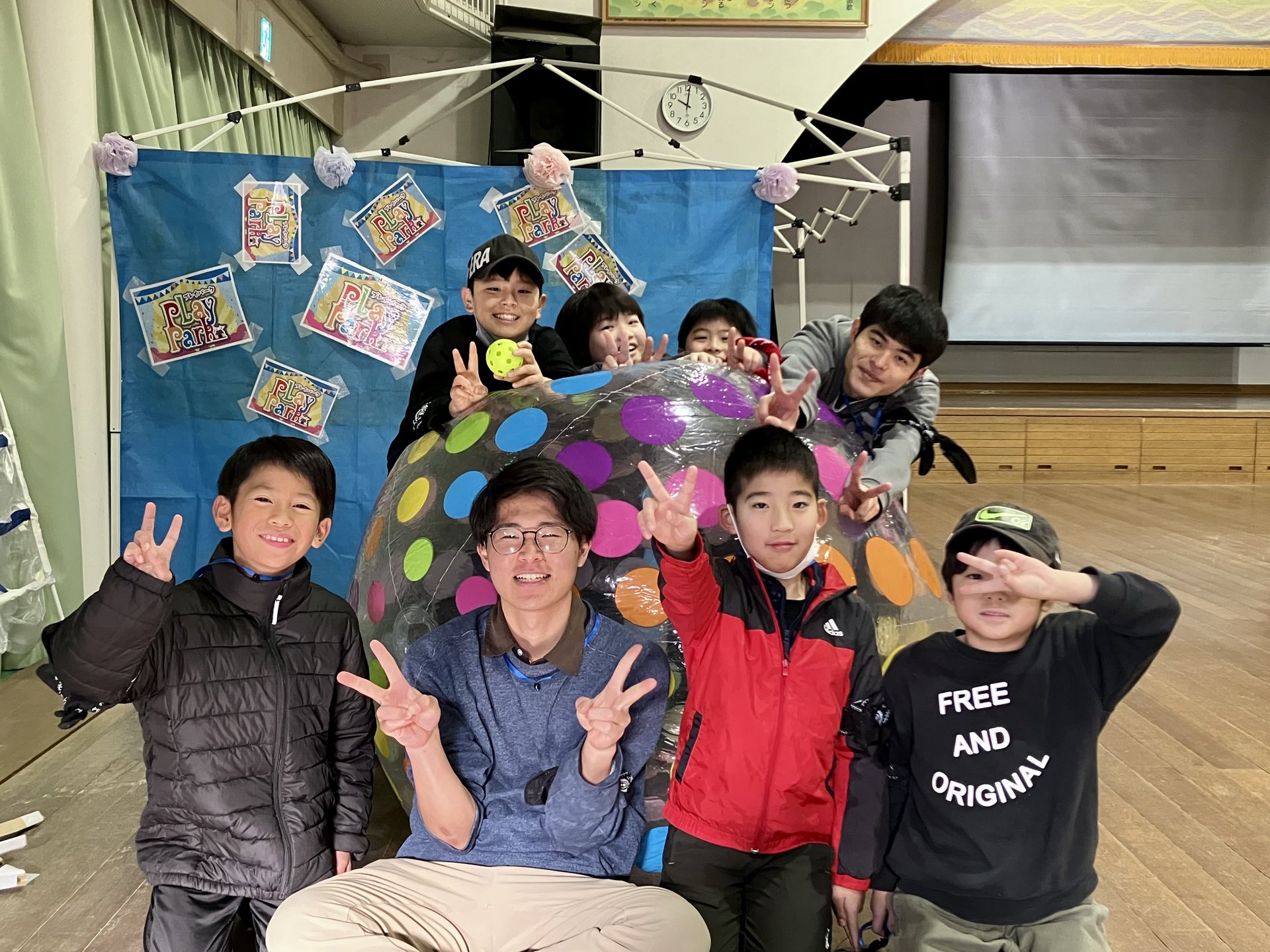 学生と子どもが一緒に活動する様子