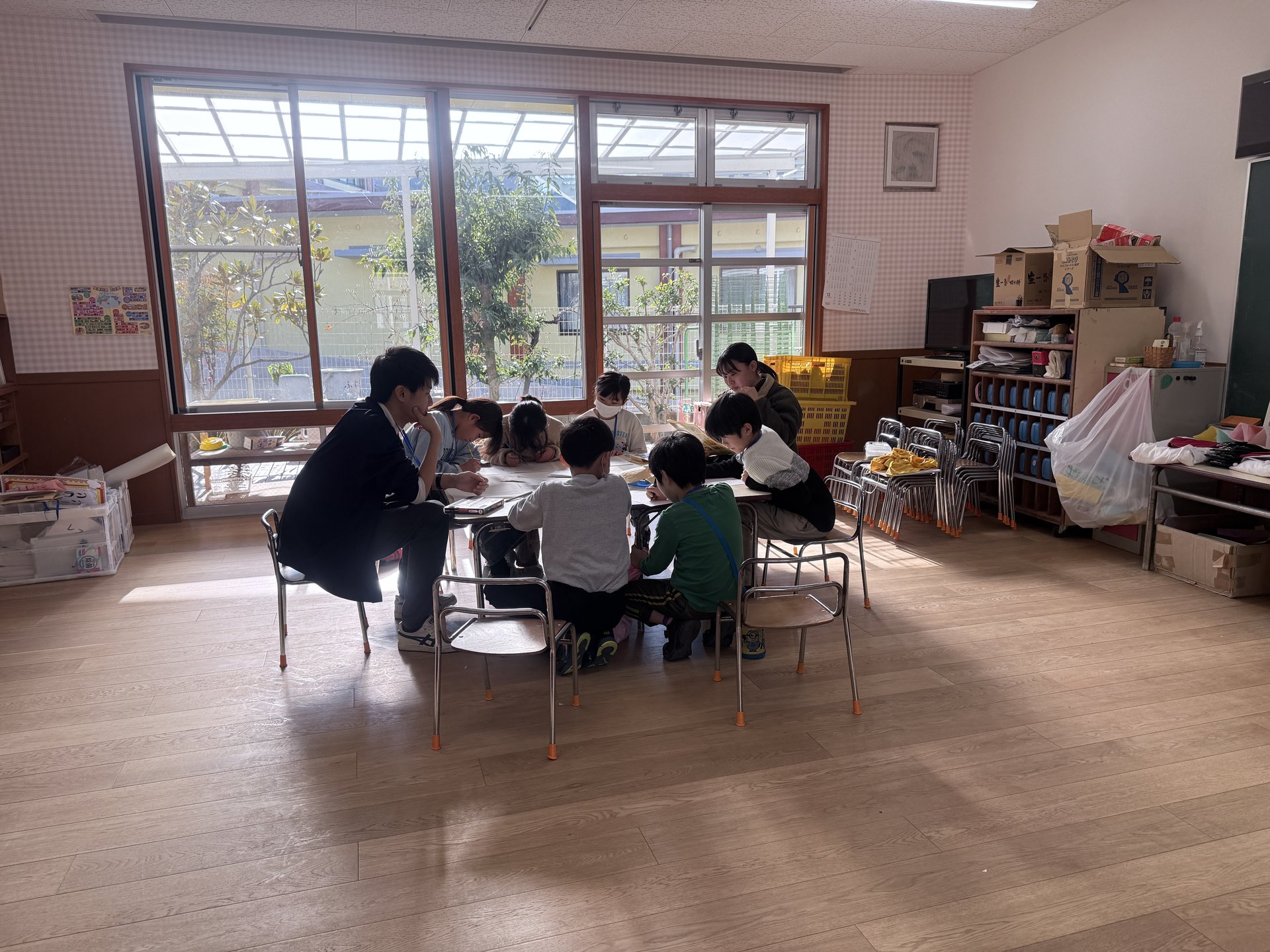 学生と子どもが一緒に作業する様子